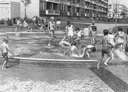 502991 Gezicht op de waterspeelplaats aan de Hanoidreef te Utrecht.